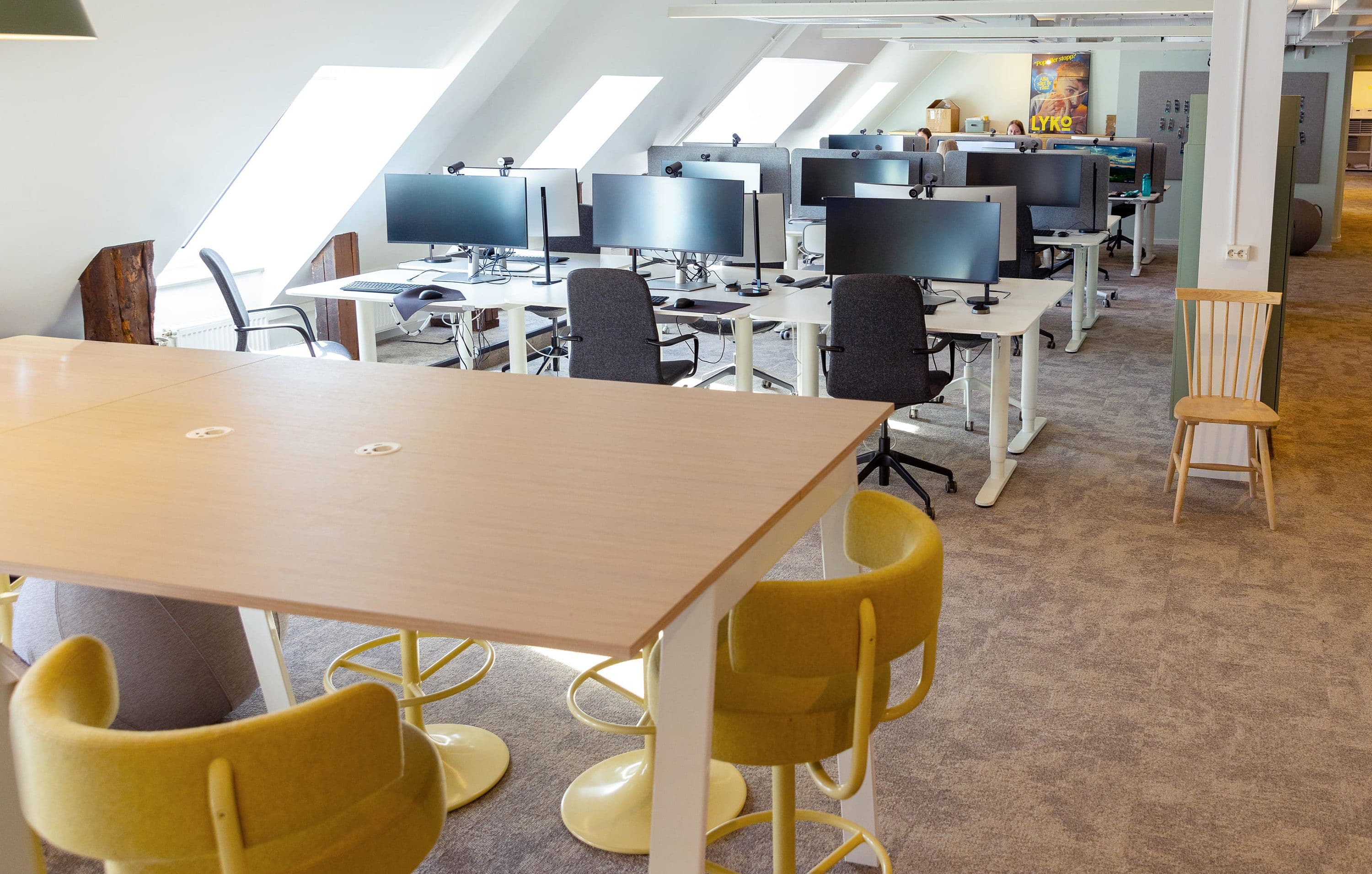 Arbetsbord och skrivbord på öppet kontorslandskap.