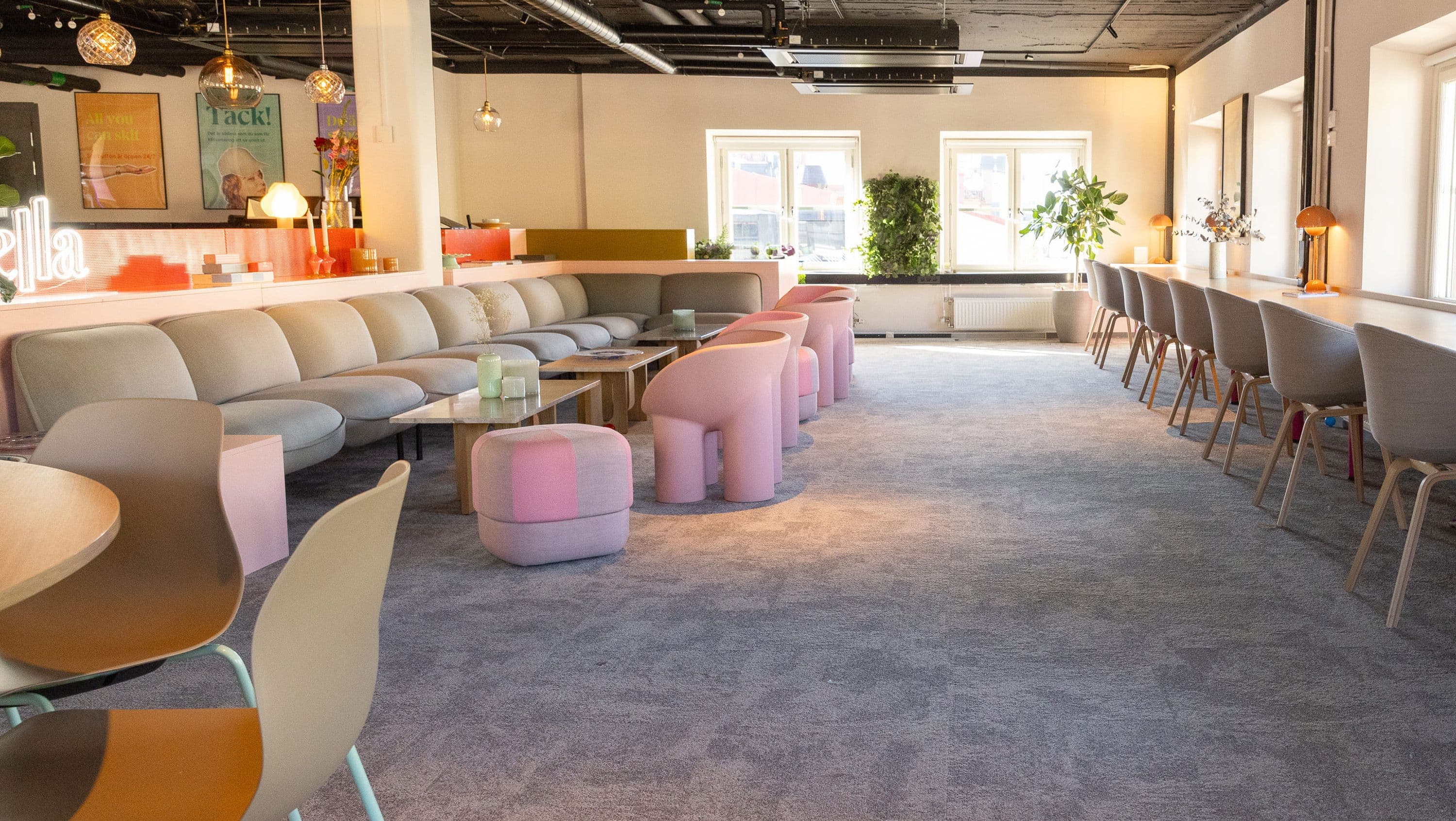 Grå soffa med sittpuffar